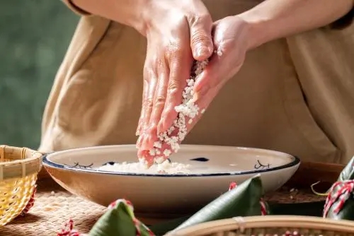 端午食俗传承：教你如何制作正宗粽子