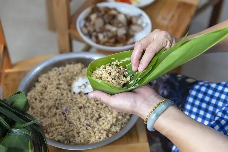 粽子制作办法大公开：让你轻松成为粽子大师